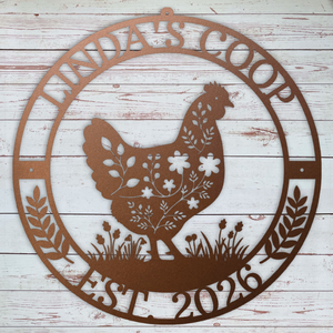 Decorative metal sign with chicken silhouette and text 'Linda's Coop Este 2026' on a wooden background