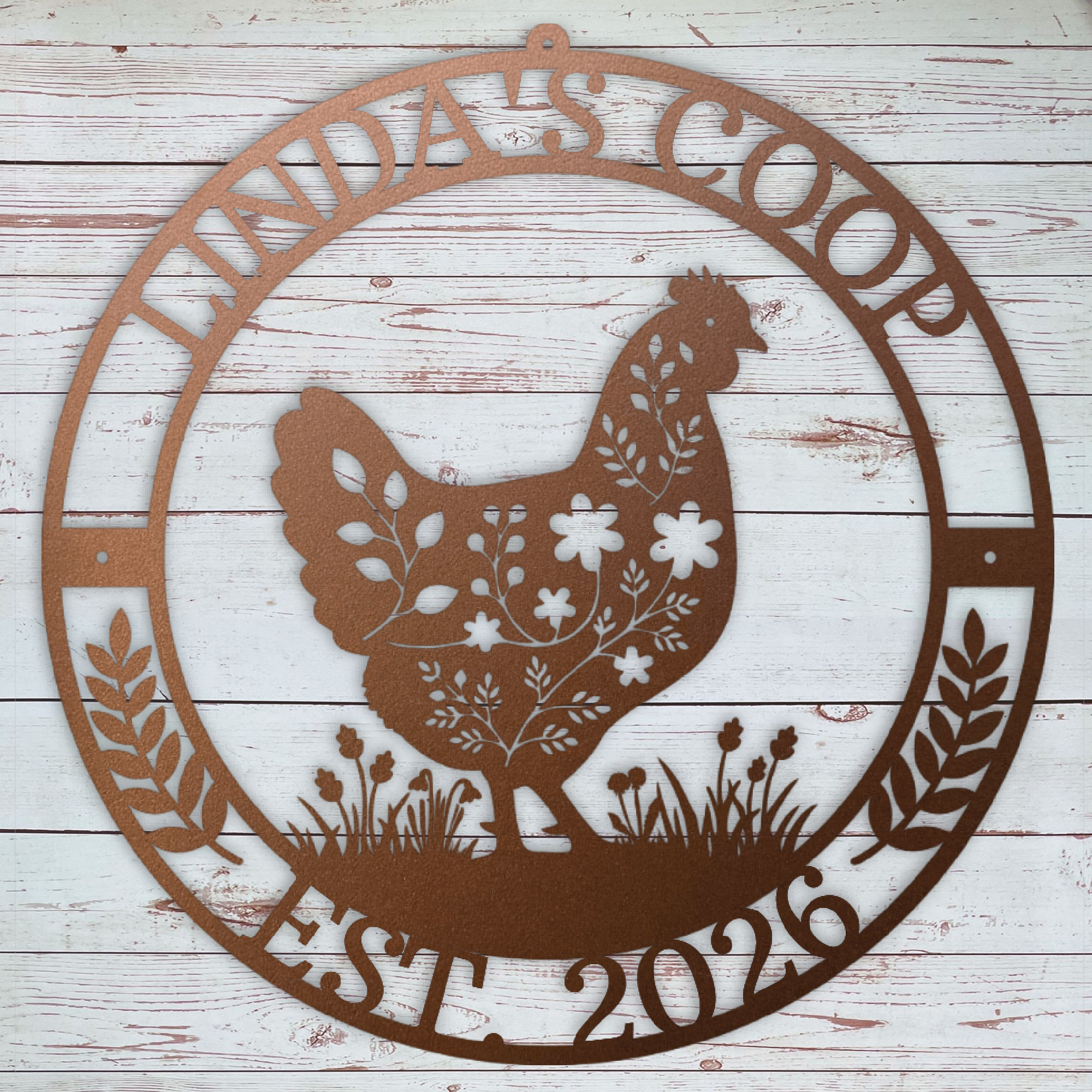 Decorative metal sign with chicken silhouette and text 'Linda's Coop Este 2026' on a wooden background
